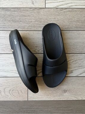 OOFOS Black Unisex Recovery Slide Sandals M-6 W-8